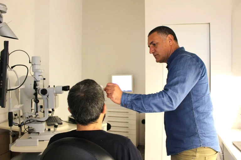 Controllo visivo con strumentazione da Ottica De Cusatis a Salerno