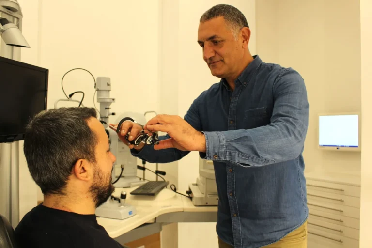 Prova delle lenti con la montatura di prova durante il controllo visivo