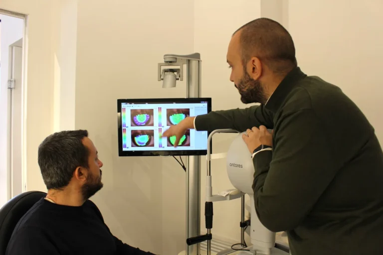 Spiegazione dei risultati della topografia corneale al cliente