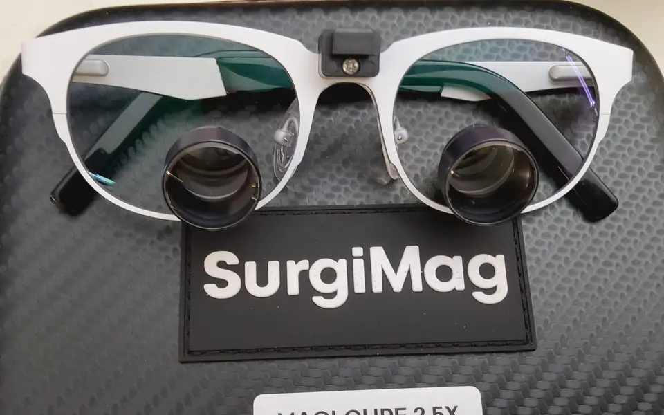 Occhiale ingrandente SurgiMag MagLoupe con telaio bianco in titanio